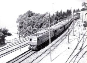 Rapido R51 in transito a Pieve Ligure nel 1954, proveniente da Genova Brignole e con destinazione Torino.